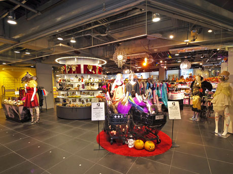 架空のファッションショーの舞台裏をイメージした売り場