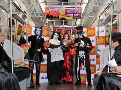 優勝したゴースト町内会に扮（ふん）した家族4人