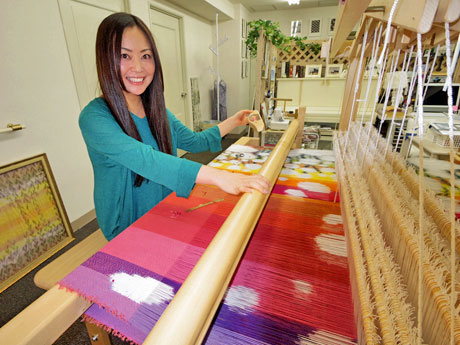 タペストリーを手織りするかすりデザイナーの大水綾子さん
