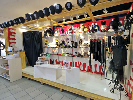 メーク商品や雑貨を中心にハロウィーンアイテムをそろえる