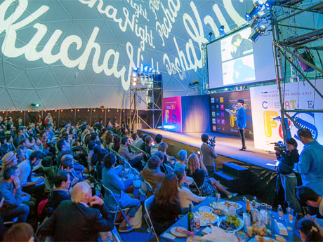 1人20枚のスライドを1スライド20秒ずつ計400秒でプレゼンする。写真は昨年の様子&copy;Michael Holmes