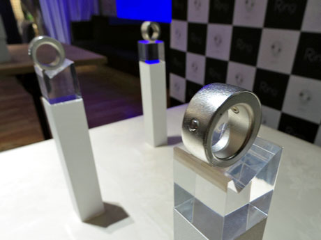 装着した指のジェスチャーのみでさまざまな遠隔操作ができる「Ring」