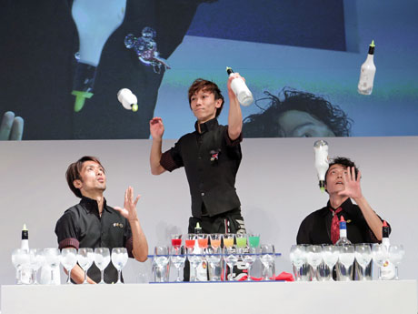 フレアバーテンダーによるパフォーマンスも行う。写真は開催時の様子