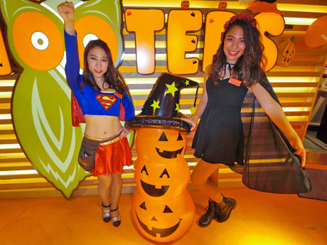 （左から）スーパーウーマン姿のNARUMIさんとバンパイアガール姿のLISA.Hさん