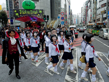 SHIBUA109前をパレードする「朱美ちゃん」集団