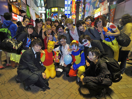 仮装姿の若者たちでにぎわう渋谷センター街