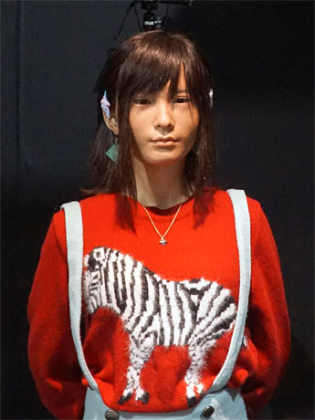 原宿で購入したアイテムに着せ替えたアンドロイド「ASUNA」