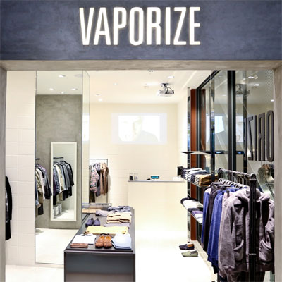 コンセプトカラーである白と黒をベースにした店舗