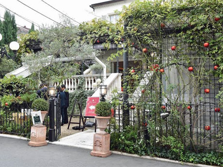 リンゴをディスプレーするカフェ外観