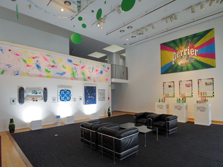 ストリートアーティスト3組の作品を展示する場内