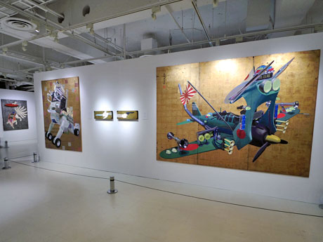 傾くシリーズの一作「神風」（写真右）