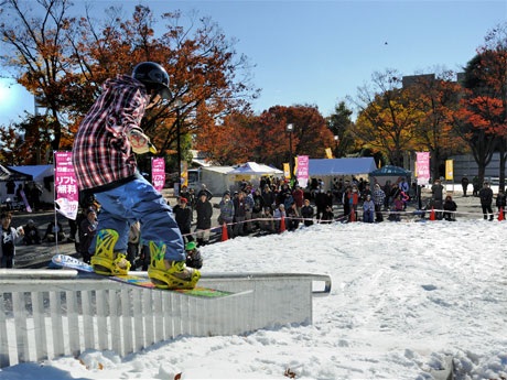 場内には人工雪で雪山を作る（写真は昨年の様子）