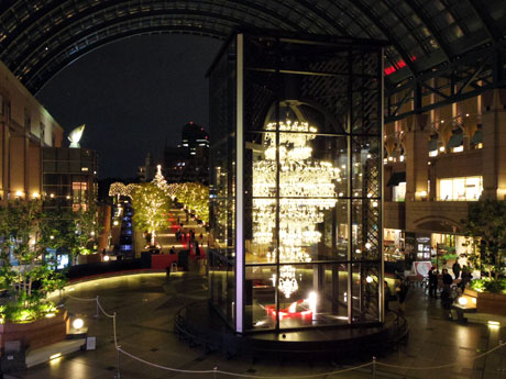 仏バカラ社のシャンデリア（写真手前）を中心としたイルミネーション