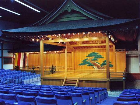 現在の「観世能楽堂」の場内