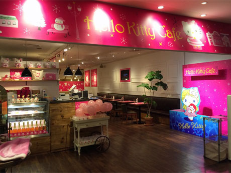 クリスマス仕様のビジュアルを掲出する店内