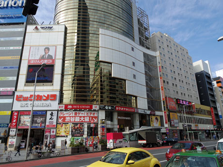 既存の「ビックカメラ東口店」（左）と1・2に売り場を増床する渋谷全線座ビル（右）