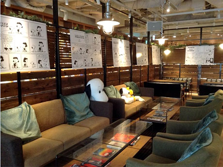 漫画を抜粋したパネルなどを展示する「TOWER RECORDS CAFE」店内&copy;2014 Peanuts Worldwide LLC