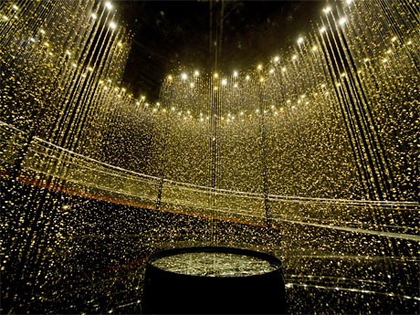 腕時計の基盤部品である金色の「地板（ぢいた）」6万5000個ほどを使った作品