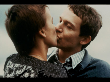 動き出した列車に飛び乗れるか否かで変わる主人公の3通りのストーリーを描く「偶然」より