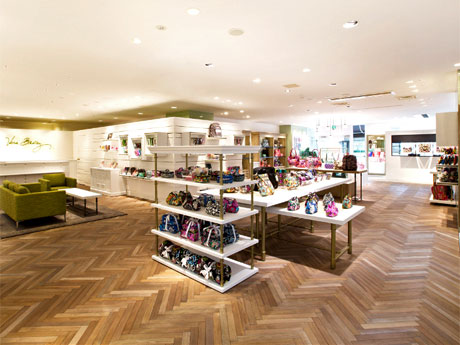 白を基調にウッドなどを取り入れた店内