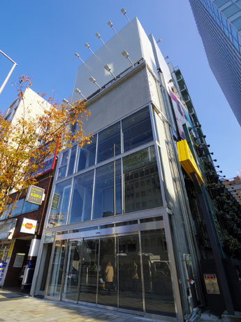 青山通り沿いに面したビル外観