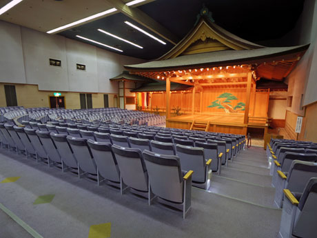 現在の観世能楽堂舞台