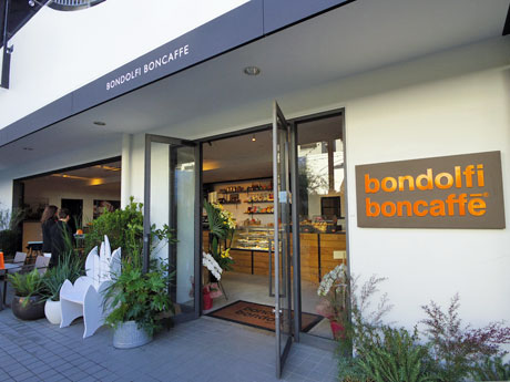 日本1号店となる代官山店の店舗外観