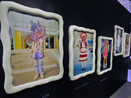 かつての「GAP」前（写真左）など時代を感じることができる作品も