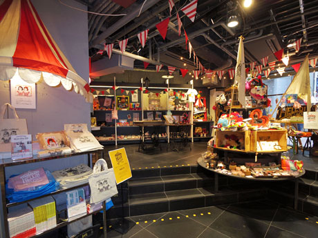 サーカスの劇場を想起させる装飾のポップアップショップ