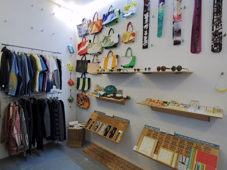 アパレルや雑貨、陶器など幅広い商品をそろえる店内