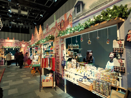 オーナメントやギフト向け商品などを販売するブースが並ぶ