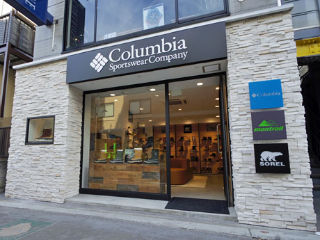 黒地に白文字のサインを初めて採用した店舗外観