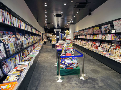 公園通りに面した入り口近くに位置するモノトーンの売り場