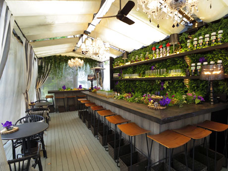 CMを撮影した際の様子を再現したテラス