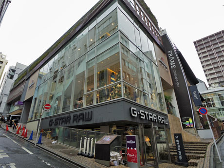 ガラス張りの店舗外観