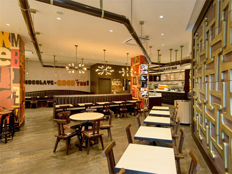 「チョコレート色」を基調にした店内