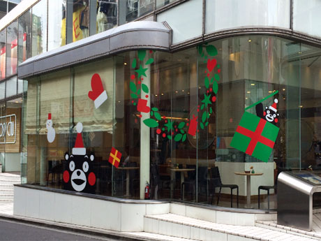 クリスマス仕様の「くまモン」のビジュアルを掲出する1階「マ・シャトレーヌ」の外観