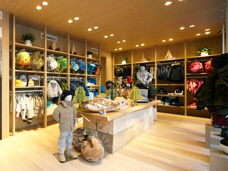 ホワイトオークを基調にした店内