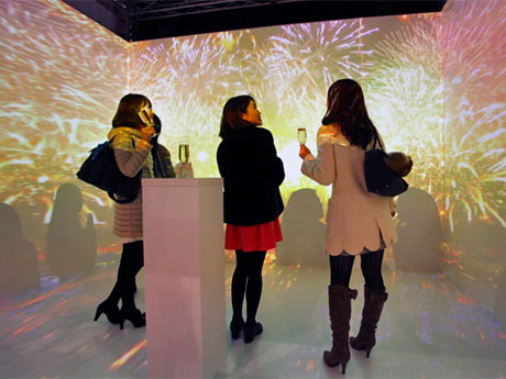 花火やパリの雪景色など5種類のプロジェクションマッピングを体験できる