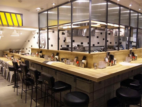 「秘密基地とカフェを合わせたような」空間を目指した店内