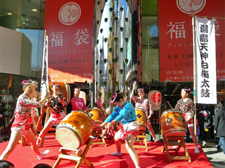 店頭で披露される湯島天神白梅太鼓の演舞の様子