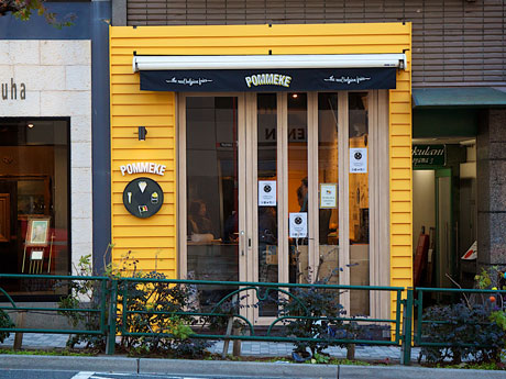 青山キラー通りに面した店舗外観