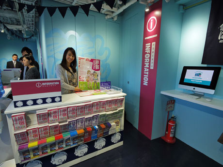 原宿観光案内所のカウンター