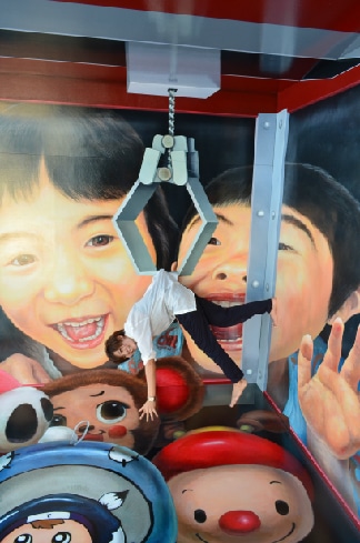 鑑賞者がつられているように見える「クレーンゲーム」