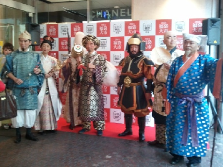 元日は七福神に扮（ふん）した社員が出迎える。写真は今年の様子