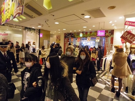 オープンと同時に目当てのショップに向かう来店客たち