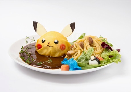 パプリカで頬、もなかで耳を表現したピカチュウの顔の薄焼き卵で包むハンバーグ（1,490円）&copy;2015 Pokemon.&copy;1995-2015 Nintendo/Creatures Inc. /GAME FREAK inc.