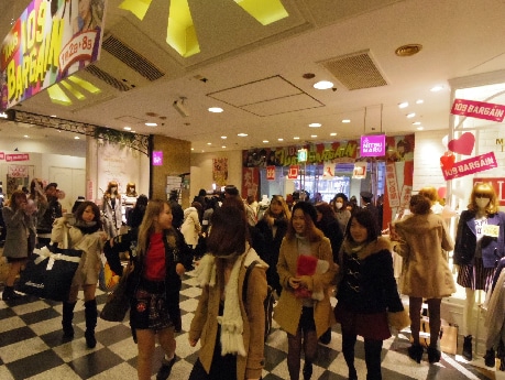 来館客でにぎわう当日の館内