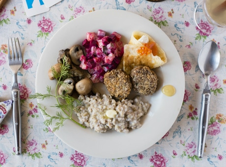 そばの実を牛乳で煮た粥（かゆ）のような「カーシャ」などを盛ったプレート（1,650円）