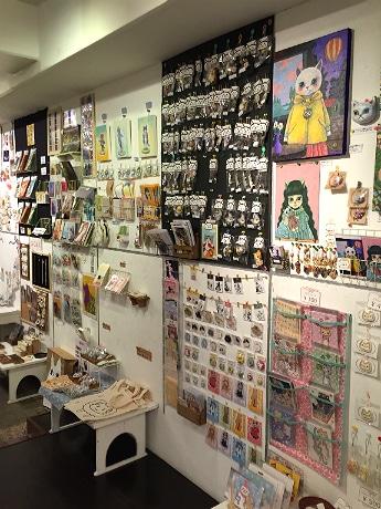 イラストや写真、アクセサリー、陶器など60組が猫に関する作品を展示・販売する場内
